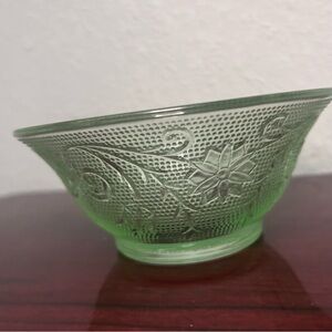 Tiara Indiana Glass Chantilly Green Sandwich 5 1/2" Salad Bowl